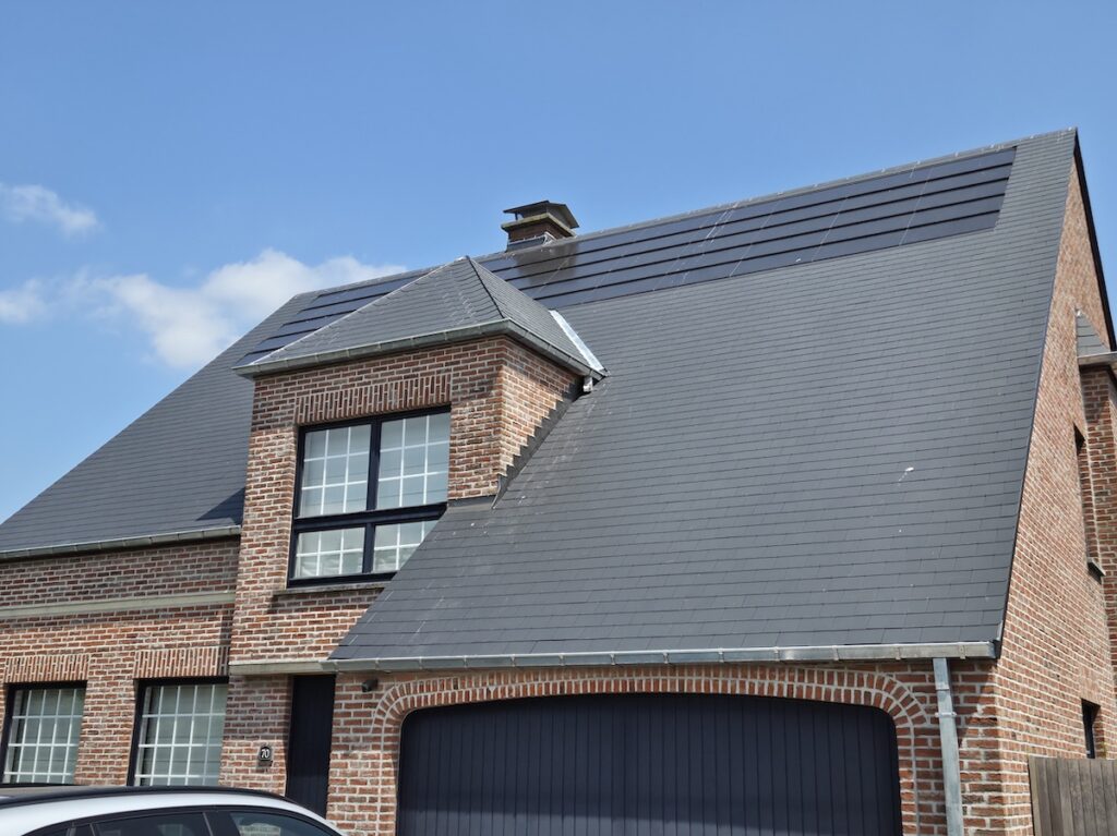 Een Hellend dak met zonnepanelen geïnstalleerd door Aldak