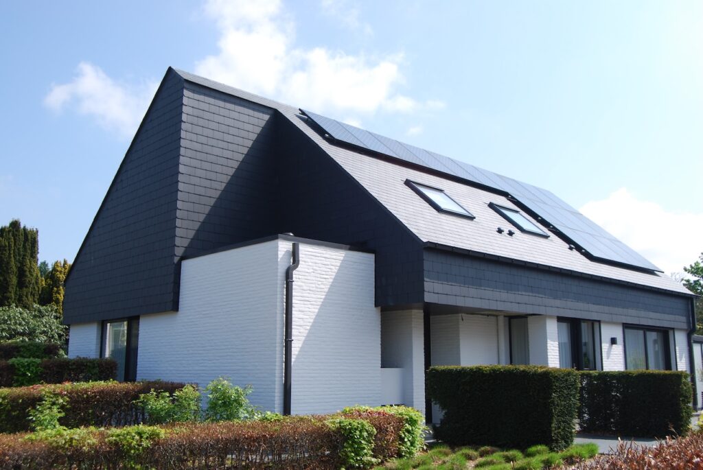 Een modern hellend dak met zonnepanelen geïnstalleerd door Aldak