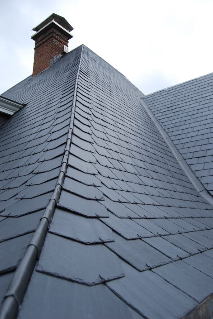 Een rustiek hellend dak geïnstalleerd door Aldak