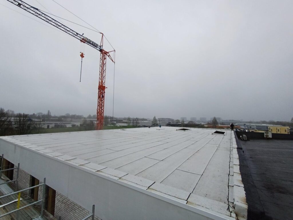 Plat dak met duurzame witte roofing