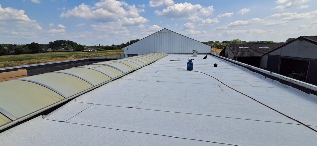 Plat dak met duurzame witte roofing