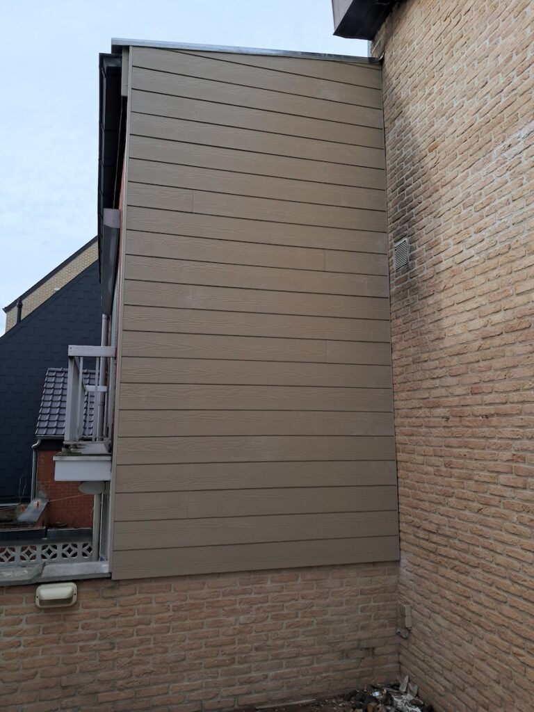 Gevel bkleed met houten panelen